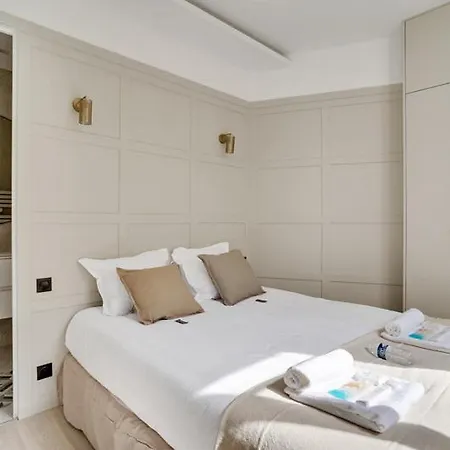 190 Fontaine - Superb In Paris. Parigi